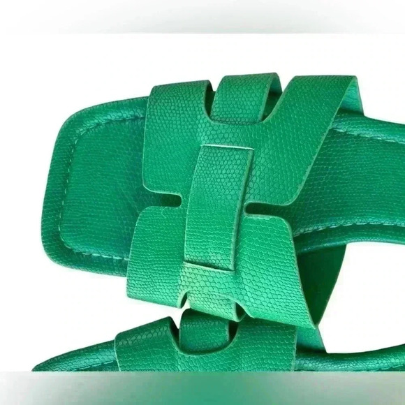 GORGLITTER Women's Crocodile Embossed Flat Cross Strappy Open Toe Slide Sandals - Picture 7 of 7